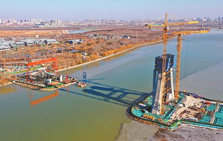 La tour principale du pont de la rivière Taiping a pris forme.